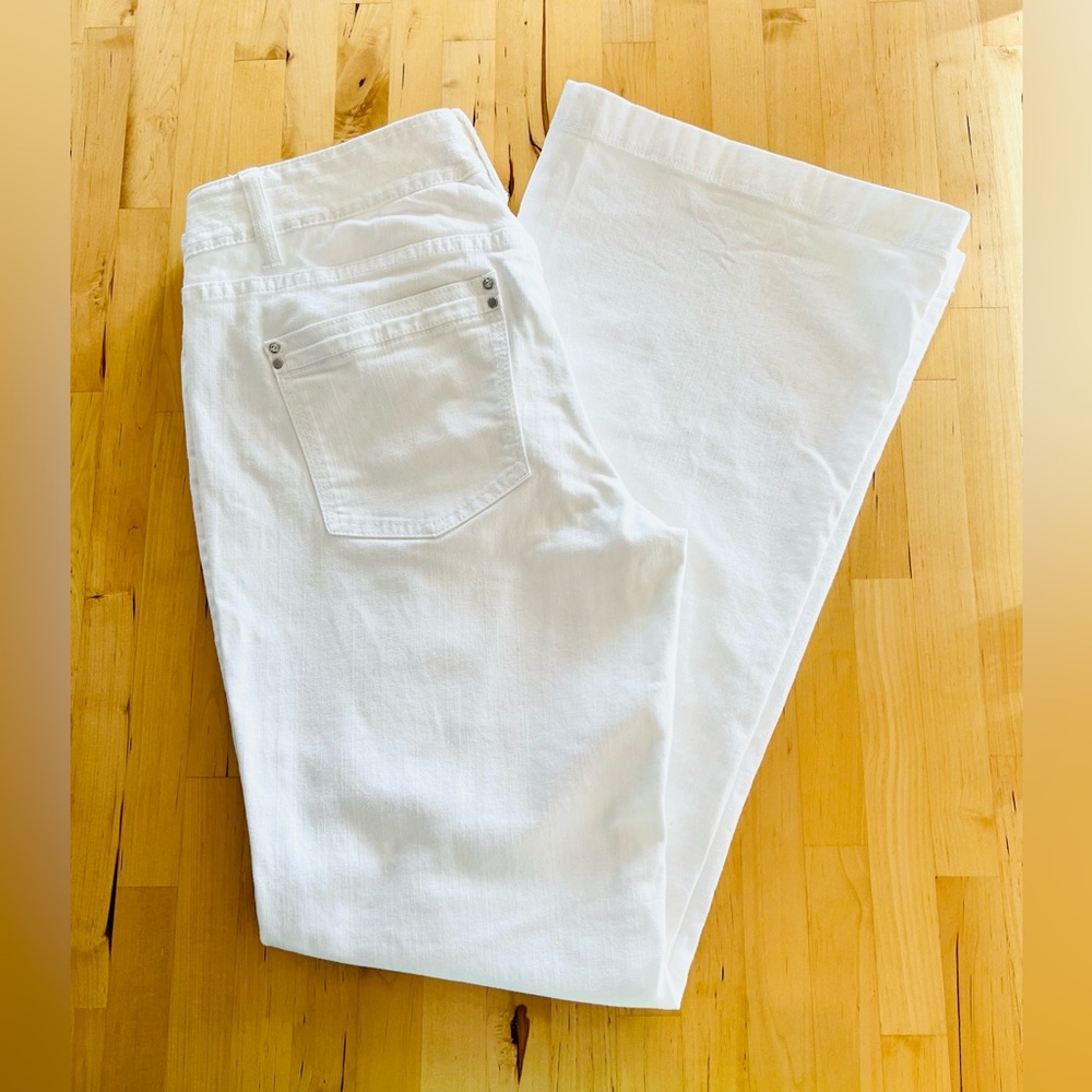 White House Black Market Women's White Wide-Leg Flare Jeans